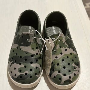 NWT Old Navy style croc